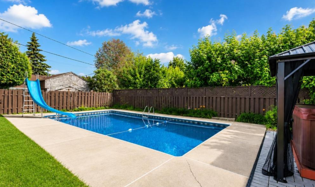 Piscine extérieure ouverte en saison
